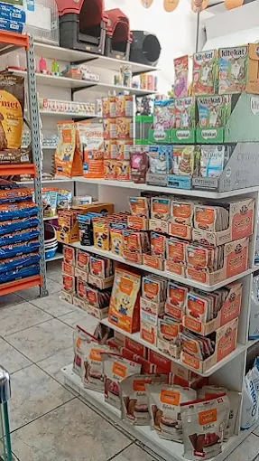 Prateleira da loja com sachês e caixas de alimentos para pets