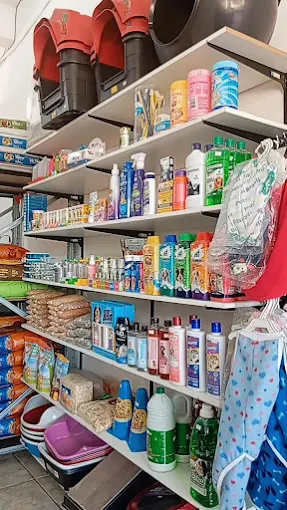 Prateleiras da loja com produtos de higiene e cuidados para pets